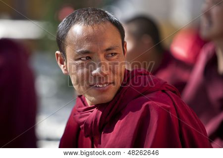 LHASA, TIBET-07 de OCT: Monjes tibetanos están debatiendo sobre escrituras budistas en el monasterio de Sera en O