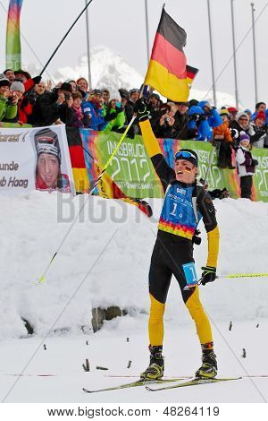 SEEFELD, AUSTRIA - 19 gennaio Niklas Homberg della squadra Germania vince la staffetta mista di biathlon su 