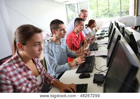 Gruppe af unge i computing klasse
