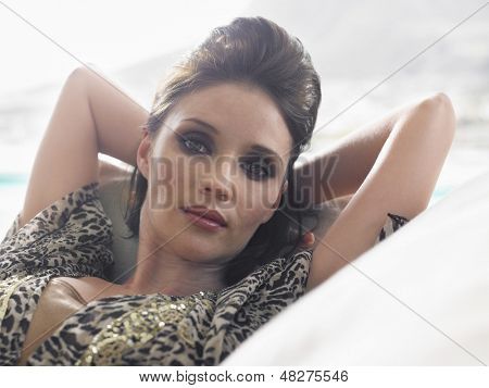 Closeup ritratto di una giovane e bella donna appoggiata sul divano