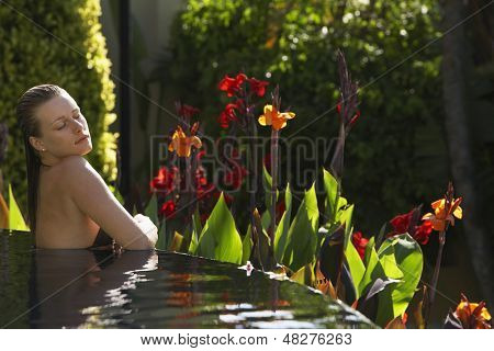 Sensuous kobieta młody w basenie