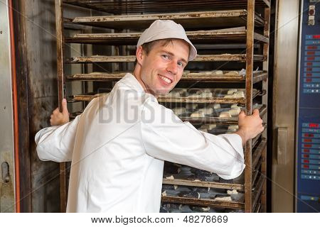 Baker, vyplnění trouba v pekařství nebo pekárna