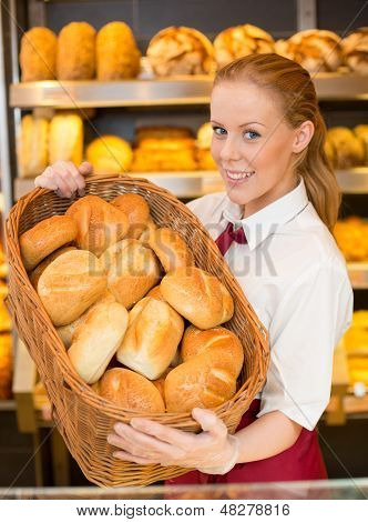 Bager i bageri med kurv fuld af brød