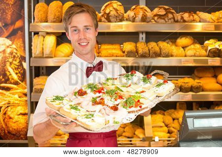 Købmanden i Bakers butik med Tablet af sandwich