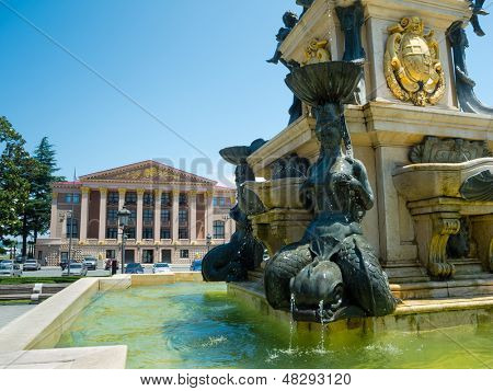 BATUMI, GEORGIA - 7 luglio: Fontana del Nettuno davanti a Ilya Chavchavadze State Drama Theatre su luglio