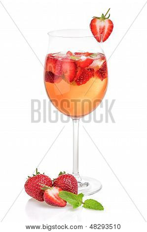 Beber con fresas y la menta en un vaso de vino