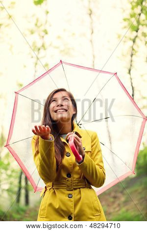 亚洲秋天女人快乐行走的伞与雨后。看清天空 j 女模特