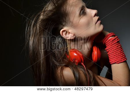 Красивая молодая женщина с красной Наушники