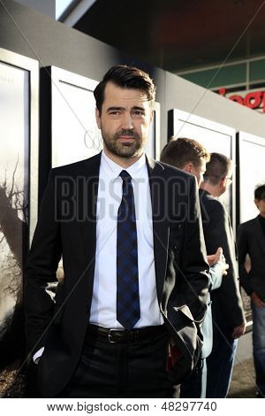 LOS ANGELES - heinä 15: Ron Livingston saapuu Cinerama Dome-o 