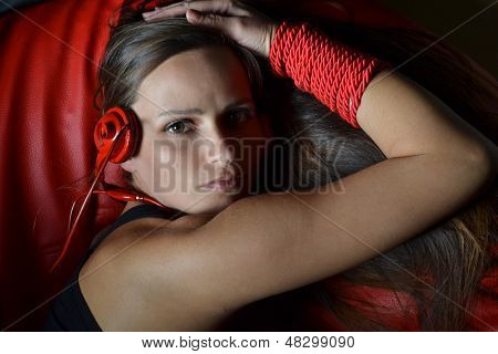 Красивая молодая женщина с красной Наушники