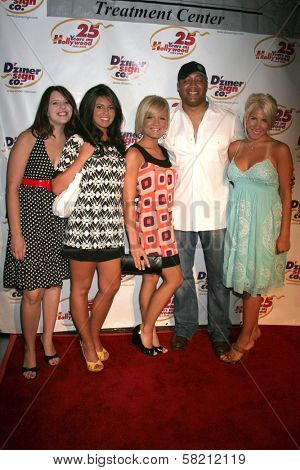 Cedric Yarbrough and guests at the charity poker tournament hosted by Jay Davis to benefit The Clear View Treatment Center. Hollywood Roosevelt Hotel, Hollywood, CA. 07-16-07