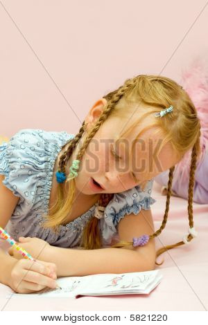 Petite fille dessin