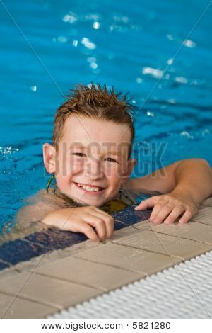 Garçon dans une piscine