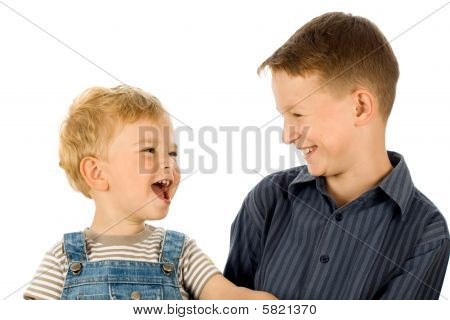 Deux enfants heureux