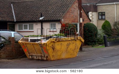 Am Straßenrand Müllcontainer