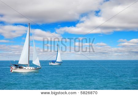 Vela, passeios de barco na água azul