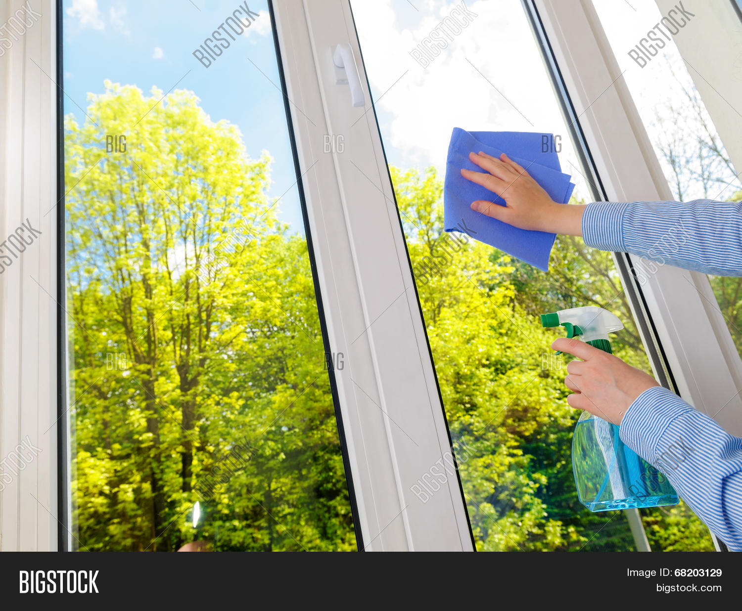 Мытье окон. Стеклоочиститель leifheit 51021. Мойка окон. Девушка моет окно. Уборка сток.