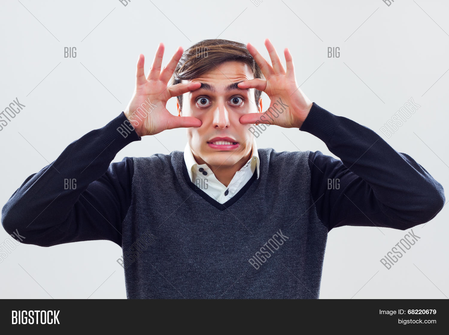 To keep eyes open. Keeping an eye open. Джулиан барнс "открой глаза". Джулиан барнс книги. A person with her eyes open.