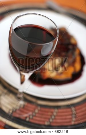 Rot-Wein-Dinner; Glas konzentriert hoch anzeigen.