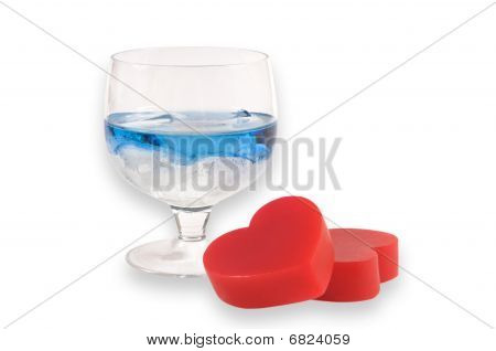 Un due bicchieri di liquore con due cuori.