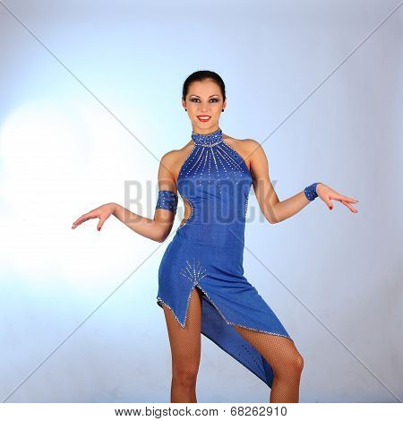 Burlesque dancer with red blue dress for latina dance