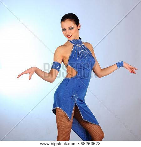 Burlesque dancer with red blue dress for latina dance