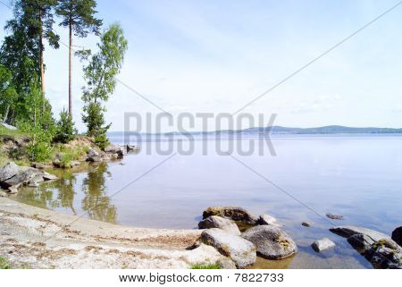 Kind on lake