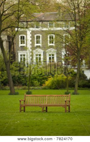 ม้าไม้ในสวนเป็น