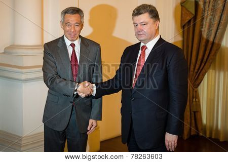 President Of Ukraine Petro Poroshenko And Prime Minister Of Singapore Lee Hsien Loong