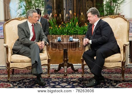 President Of Ukraine Petro Poroshenko And Prime Minister Of Singapore Lee Hsien Loong