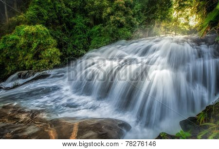 Pha Dokseaw Waterfall