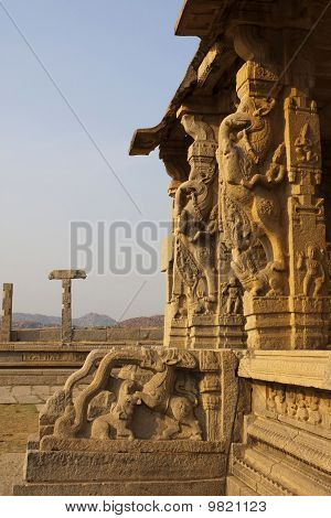 Puerta tallada en el templo de Vittalla, Hampi.