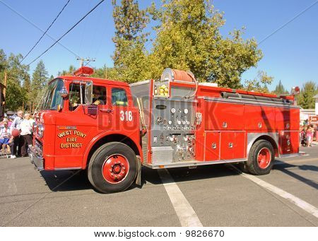 West Point, Ca, Usa - 2 octobre : West Point Fire District Fireengine dans le défilé de bûcheron dans