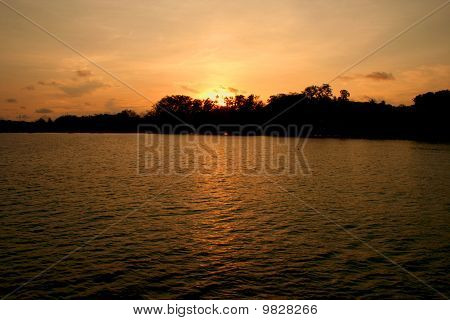 Poslední světlo před západem slunce na pláži Rawai Beach, Phuket, Thajsko