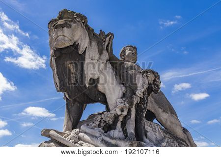 Statue Lion A L'enfant At Pont Alexandre Iii In Paris