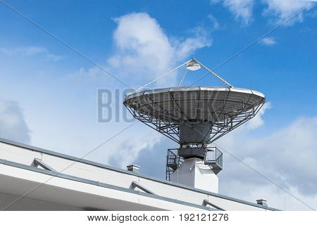 Parabolic satellite antenna disch for telecommunications and wireless radio signal data transfer