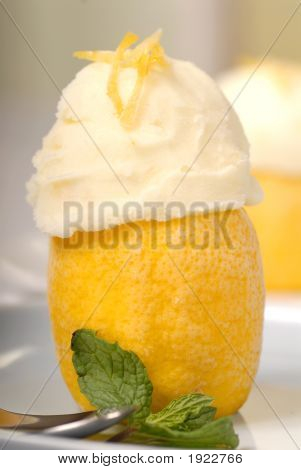 Zwei Zitronen Sorbets In einer Schale gefrorenen Zitrone mit Minze