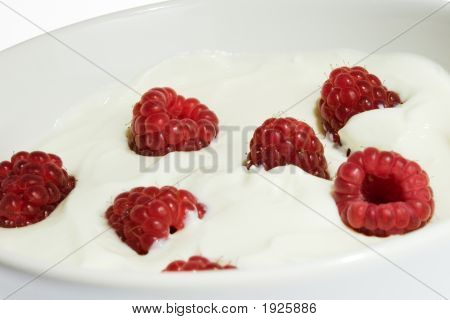 Yaourt et framboises dans un bol.