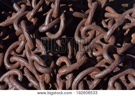 Very heavy torus chain rusting from use in the ocean.