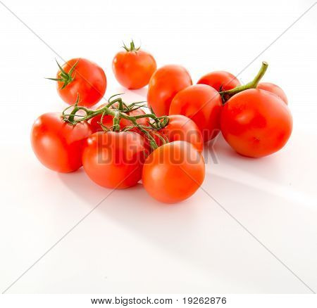 Isolierte Tomaten auf weißem Hintergrund