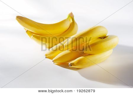 Frischer sonnigen Bananen auf weißem Hintergrund