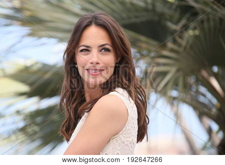 Berenice Bejo attends the 'Redoutable (Le Redoutable)' photocall during the 70th annual Cannes Film Festival at Palais des Festivals on May 21, 2017 in Cannes, France. 