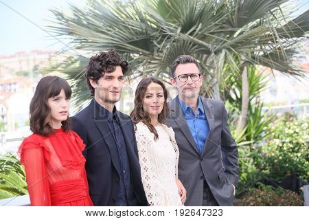 Berenice Bejo, Louis Garrel, Stacy Martin, Michel Hazanavicius attend the 'Redoutable (Le Redoutable)' photocall during the 70th Cannes Film Festival at Palais on May 21, 2017 in Cannes, France. 