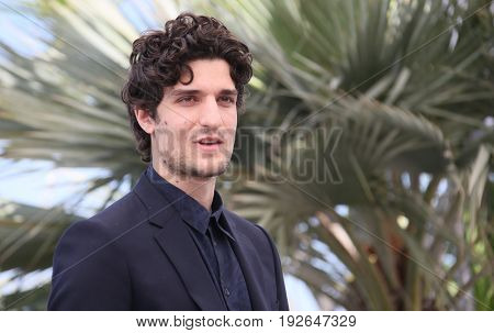 Louis Garrel attends the 'Redoutable (Le Redoutable)' photocall during the 70th Cannes Film Festival at Palais on May 21, 2017 in Cannes, France. 