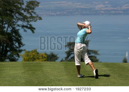 Lady Golf Swing přes Ženevské jezero