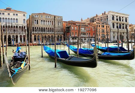 이탈리아 베니스의 운하에 떠 있는 곤돌라.