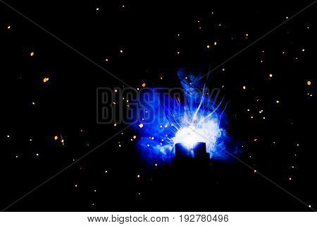 Welding or welding is a process that serves to create a permanent, non-disambiguable joint of two or more components