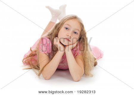 Bella ragazza sdraiata su studio isolato piano girato