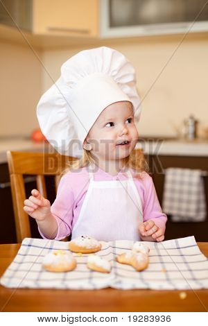 Cozinheiro ou padeiro menina pronta para comer cookies na cozinha