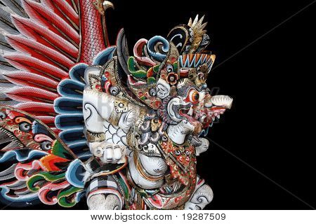 Statua di Garuda isolato su sfondo nero - In Bali, Garuda si crede di essere il re degli uccelli, ru